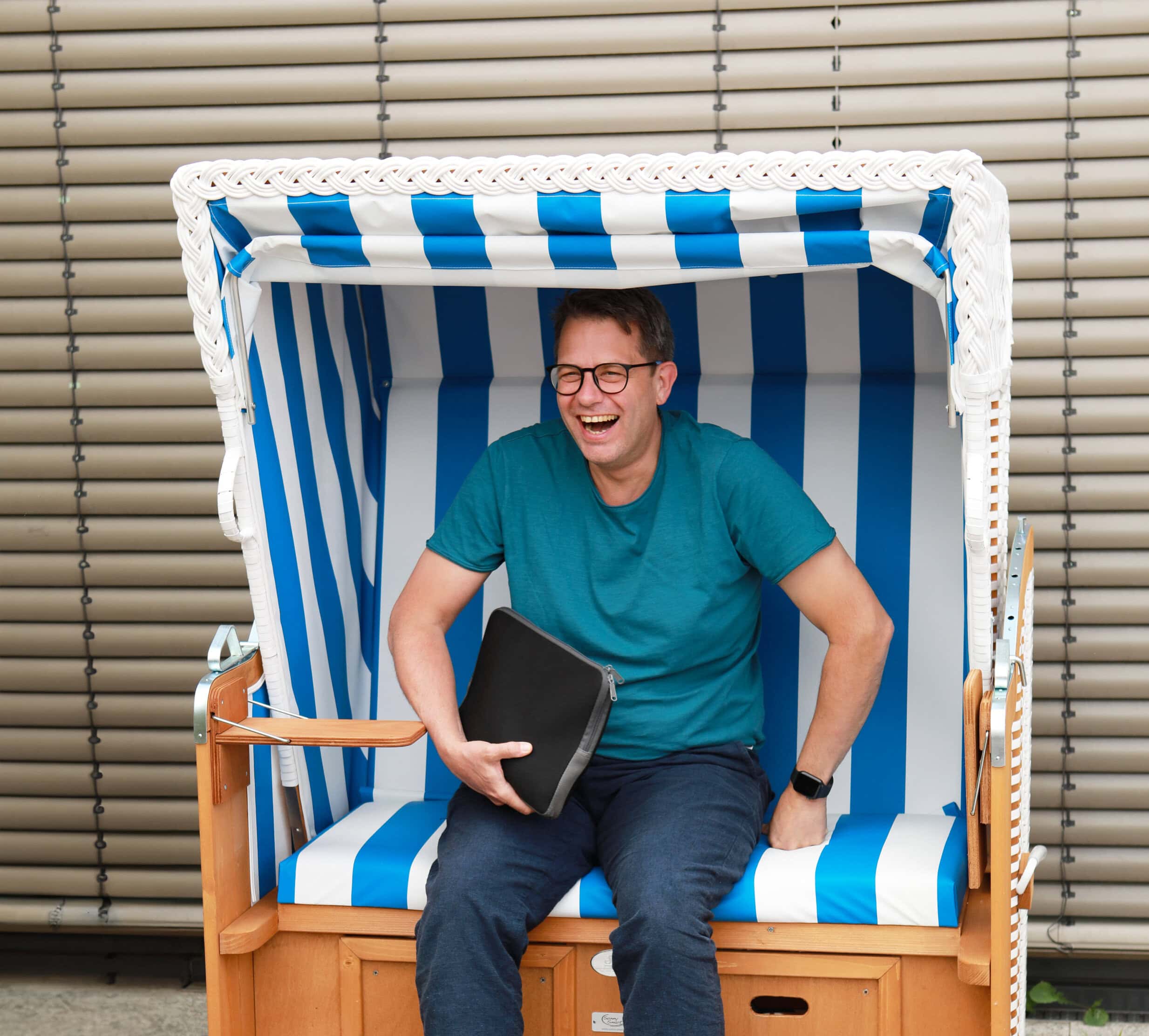 Eva Frauengesundheit Kontakte: Eine Frau, die die Hand zum Gruss reicht