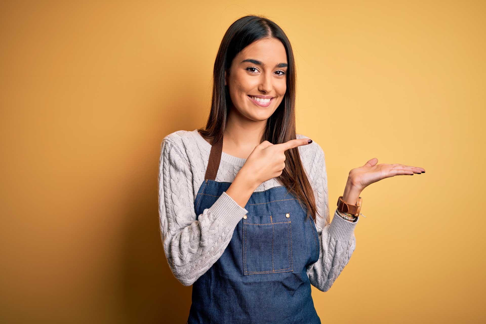 Eva Frauengesundheit: Frau die zur Seite zeigt